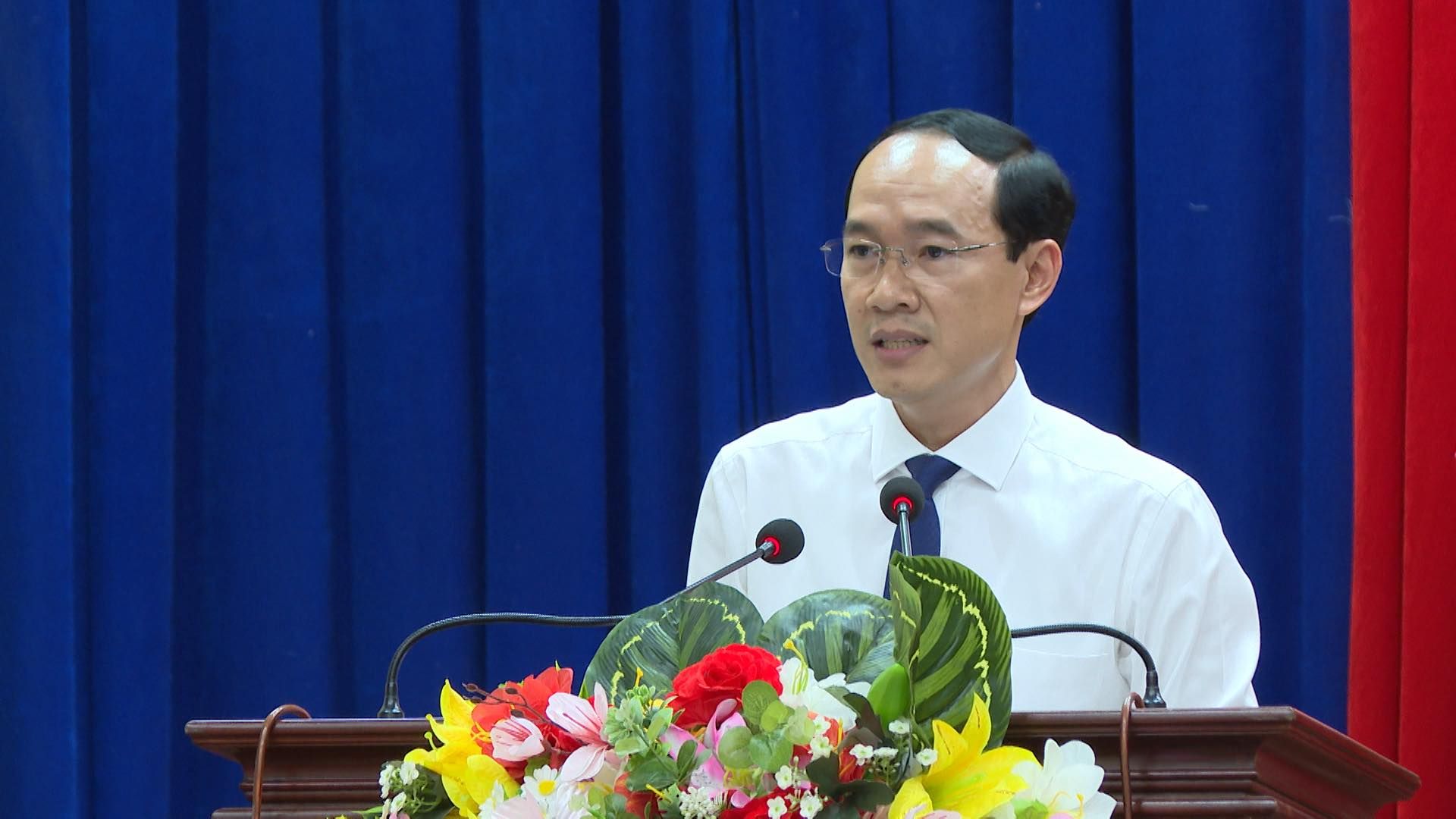 Có thể là hình ảnh về 1 người và cái bục