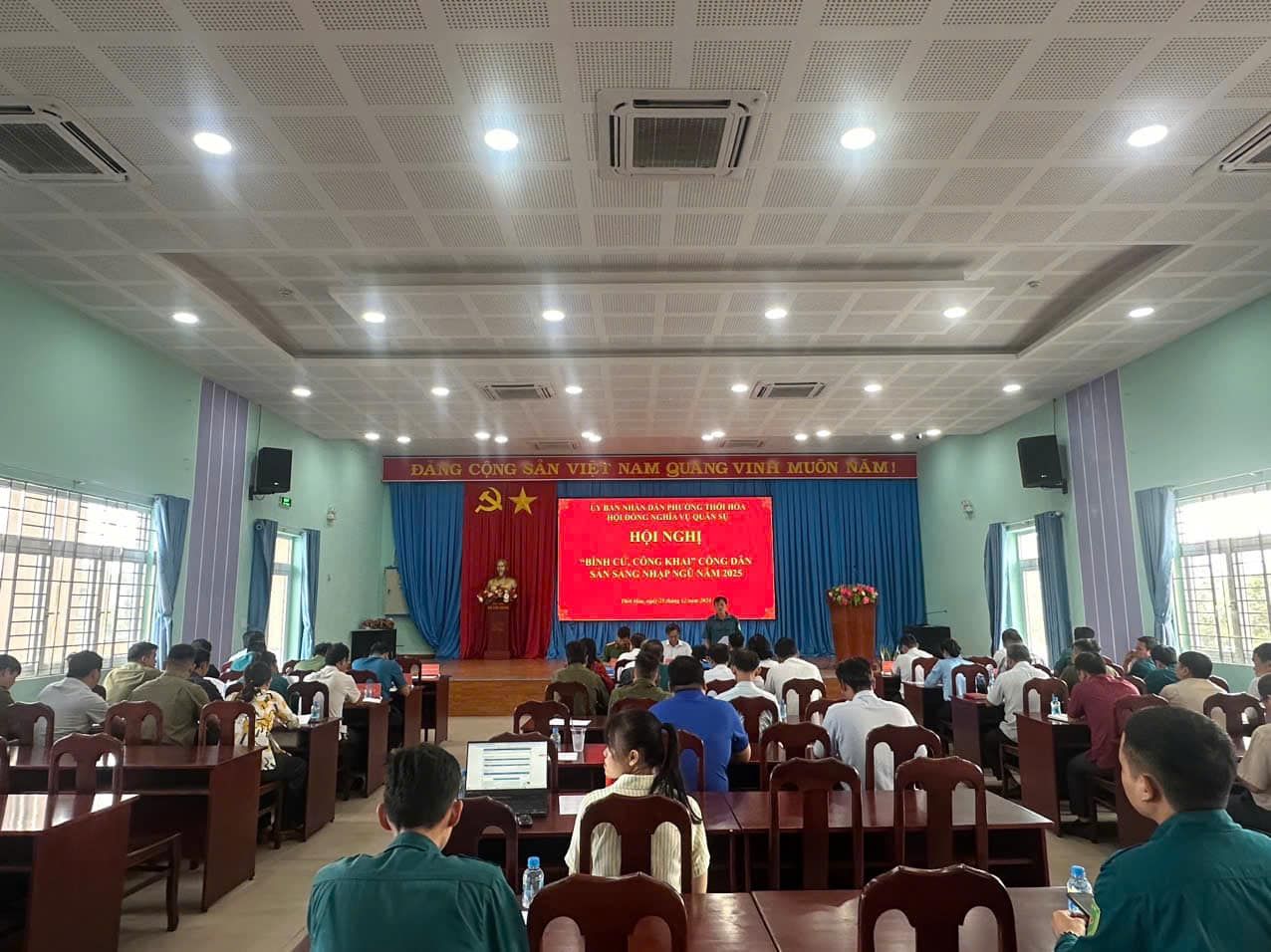 Có thể là hình ảnh về 7 người, mọi người đang học, cái bục và văn bản