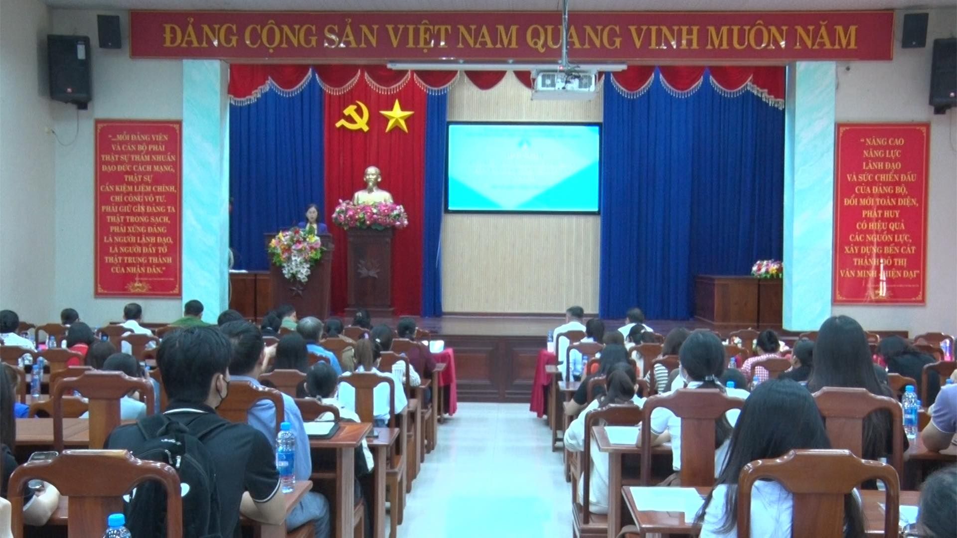 C&oacute; thể l&agrave; h&igrave;nh ảnh về 7 người, c&aacute;i bục v&agrave; văn bản