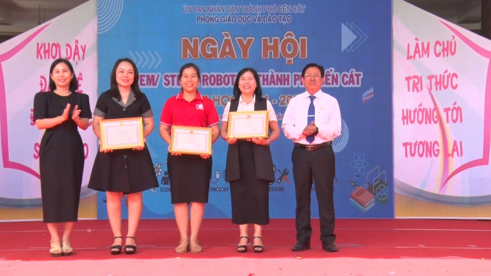 Có thể là hình ảnh về 5 người và văn bản