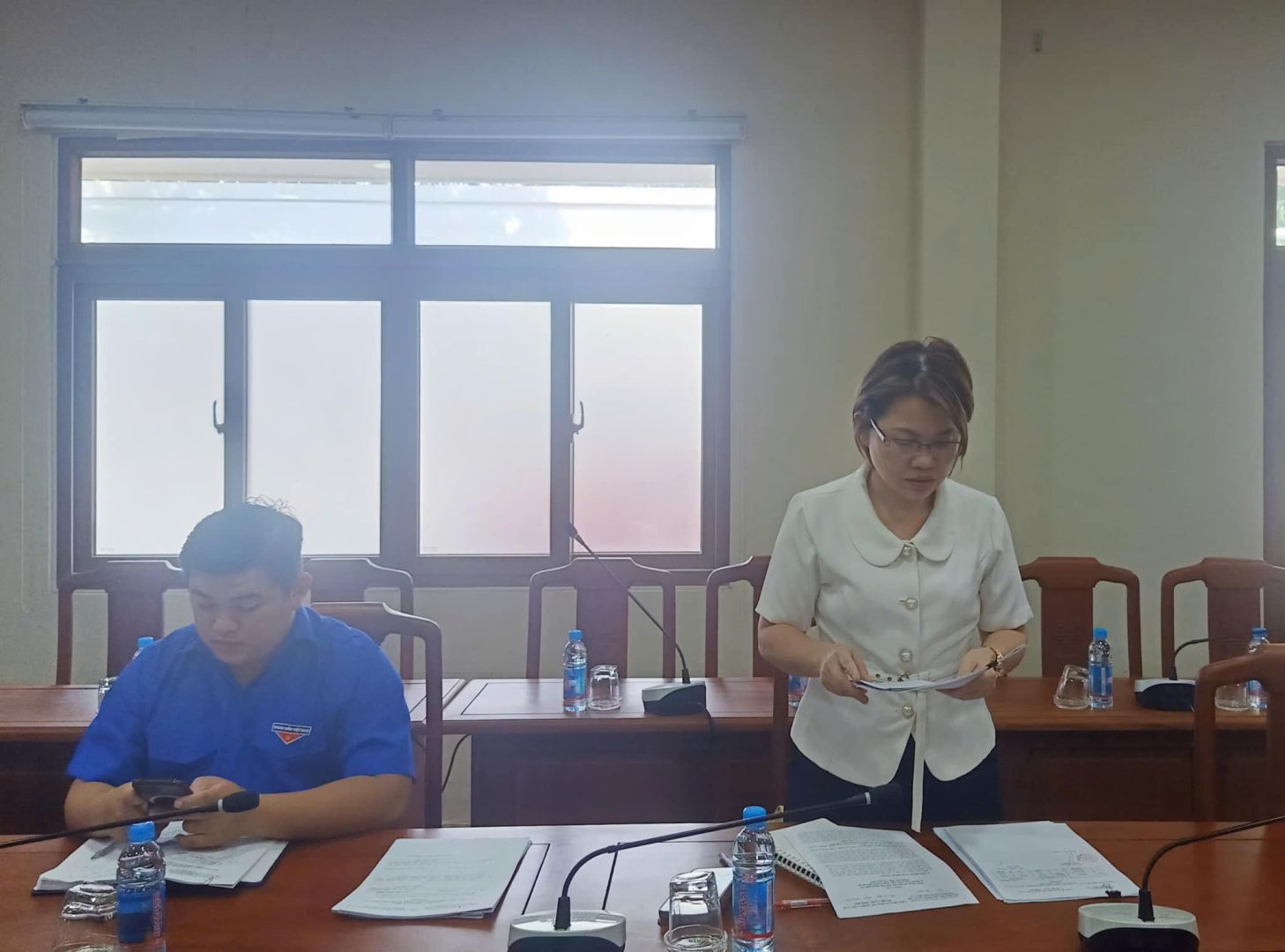 C&oacute; thể l&agrave; h&igrave;nh ảnh về 2 người, mọi người đang học v&agrave; văn bản