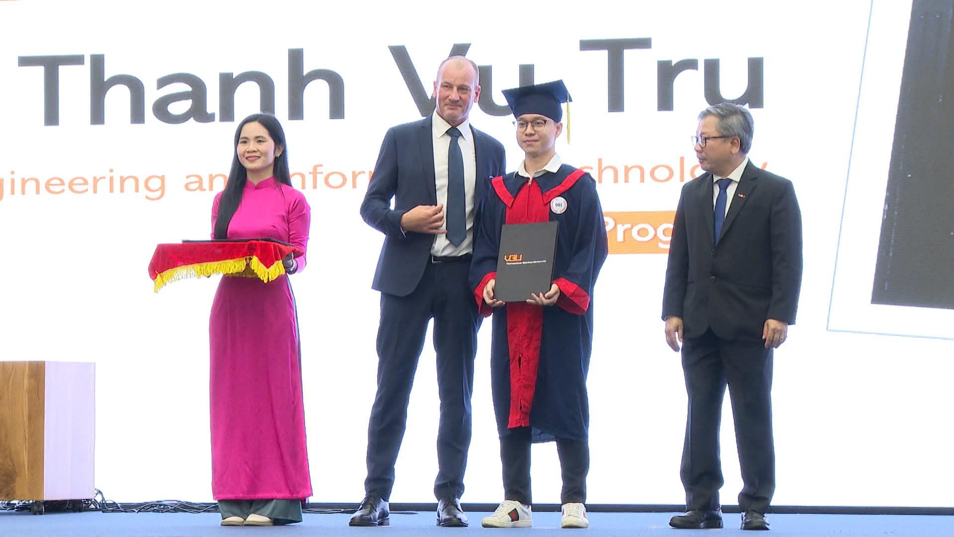 Có thể là hình ảnh về 4 người, cái bục và văn bản