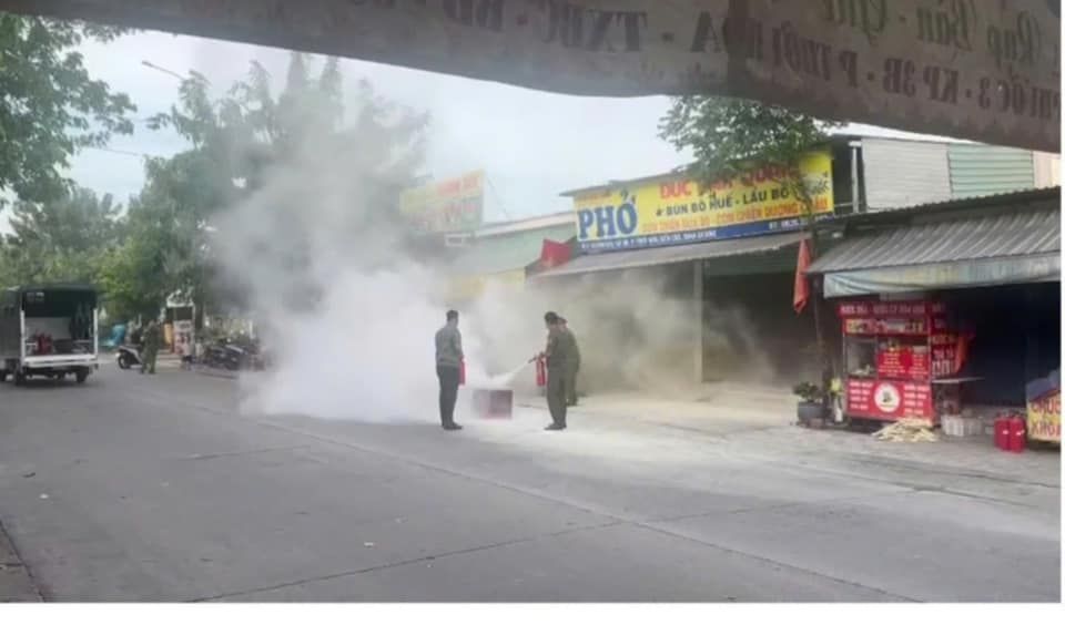 Có thể là hình ảnh về 2 người
