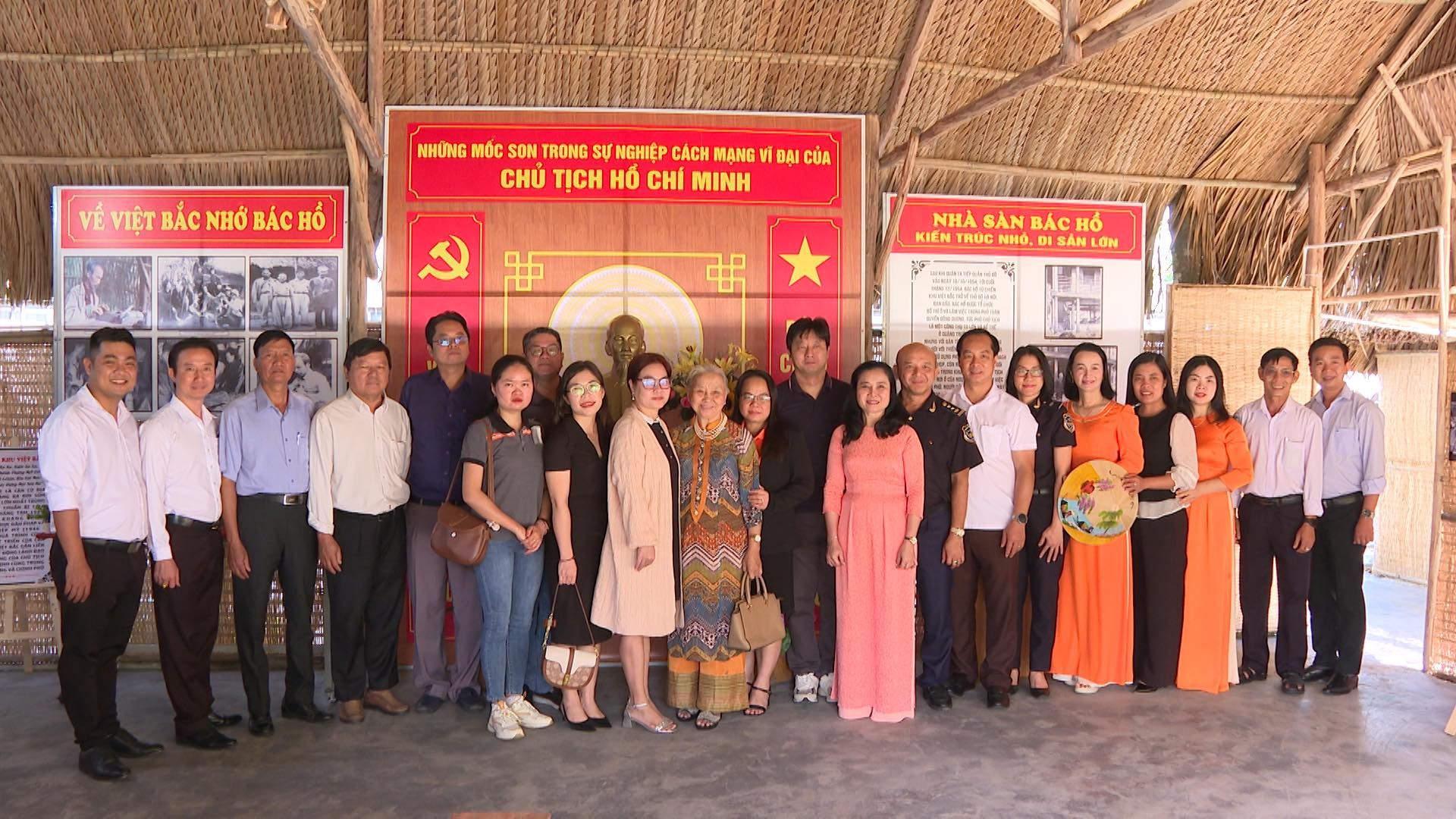 C&oacute; thể l&agrave; h&igrave;nh ảnh về 18 người v&agrave; văn bản cho biết 'VỀ VIỆT BẮC NHỚ B&Aacute;C VIỆTB&Aacute;CNH&Oacute;B&Aacute;CH&Oacute; HỒ NHỮNG MOC SON TRONG SỰ NGHIỆP C&Aacute;CH MANG . BA CUA CHu TỊCH Hό CH&Iacute; CHUTICHHCHIMINH MINH 人 NH&Agrave; S&Agrave;N B&Aacute;C NHAS&Agrave;NB&Aacute;CH Hό KIEN TR&Uacute;C pHό. SẢN LON'