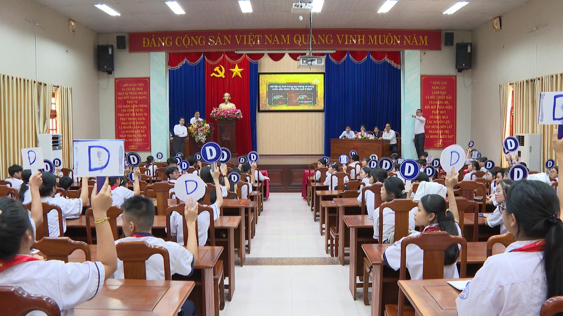 C&oacute; thể l&agrave; h&igrave;nh ảnh về 7 người v&agrave; văn bản