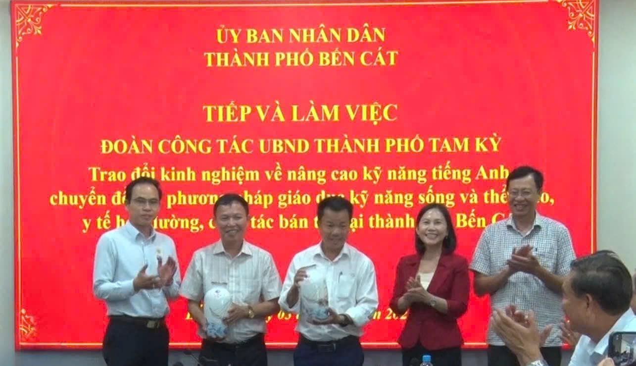 Có thể là hình ảnh về 6 người và văn bản
