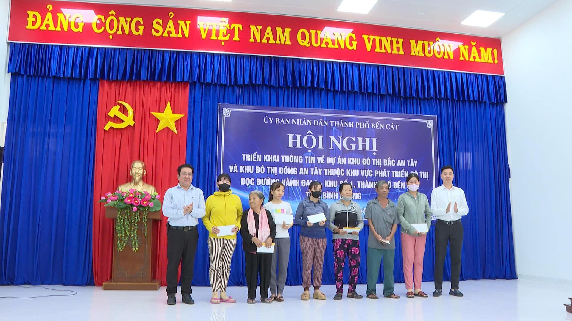 Có thể là hình ảnh về 9 người, cái bục và văn bản