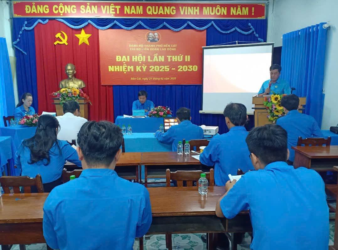 C&oacute; thể l&agrave; h&igrave;nh ảnh về 10 người v&agrave; văn bản