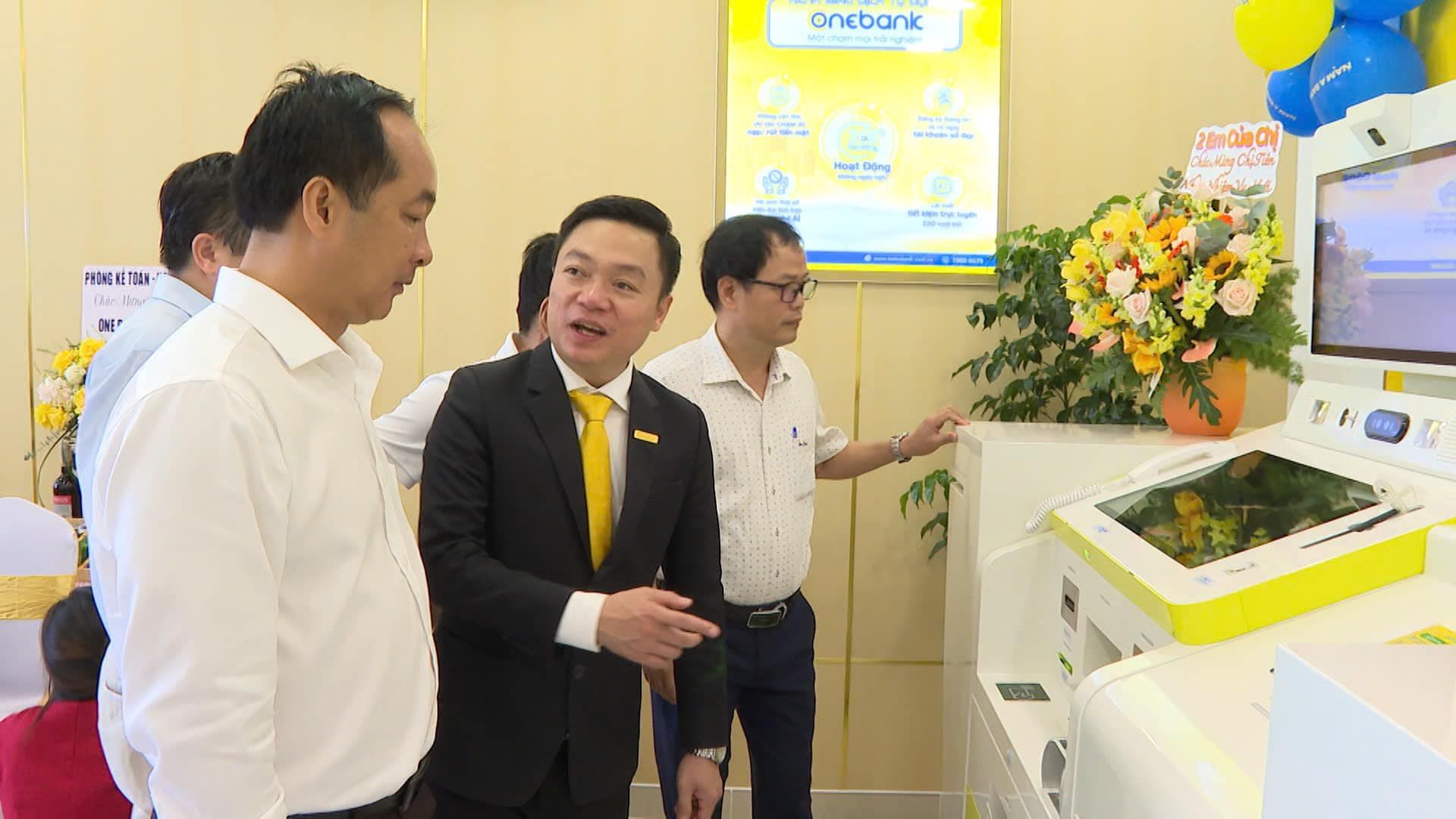 Có thể là hình ảnh về 4 người, cái bục và văn bản