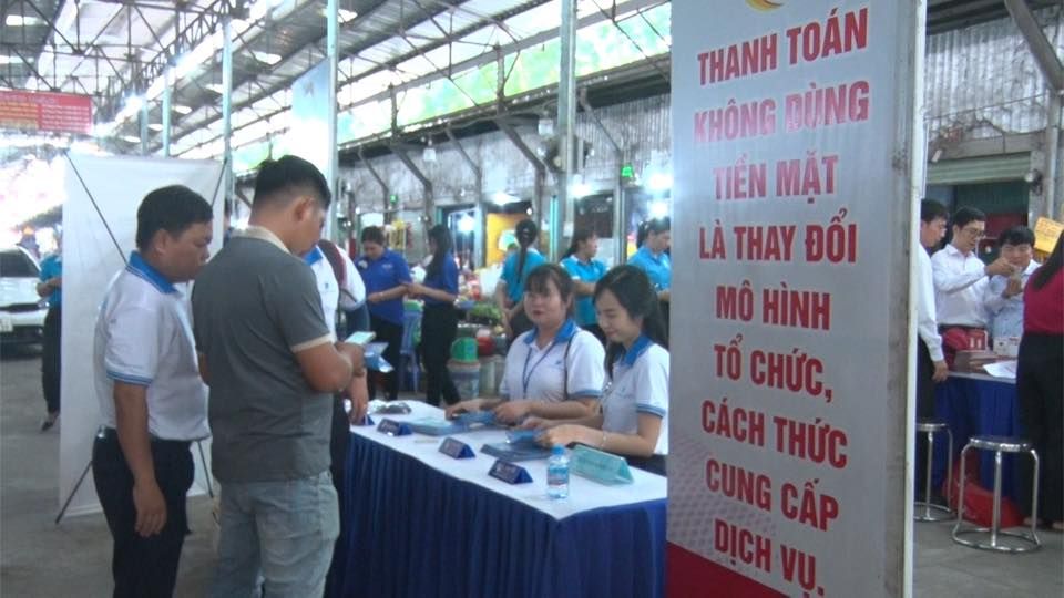 Có thể là hình ảnh về 11 người và văn bản