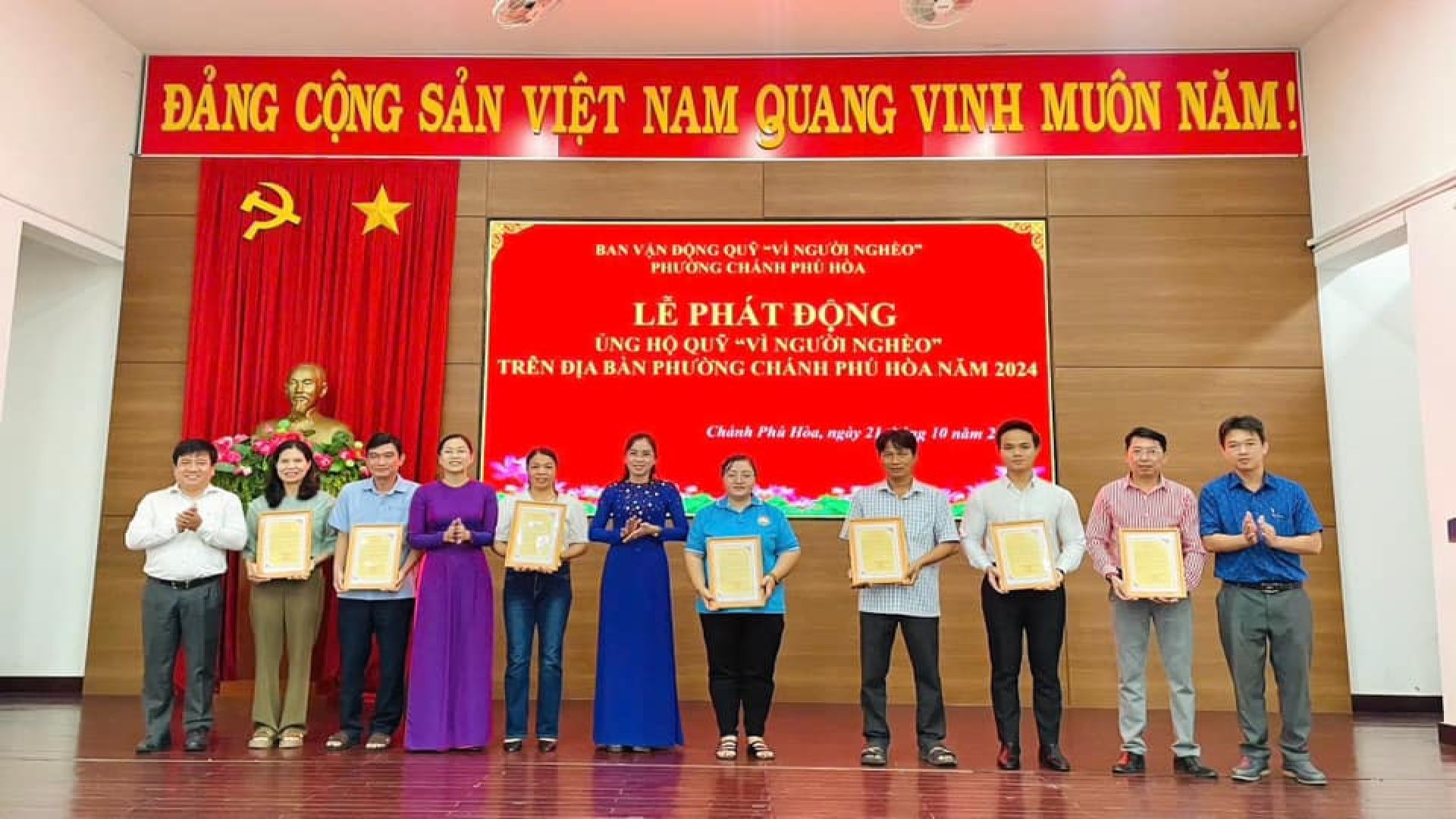 C&oacute; thể l&agrave; h&igrave;nh ảnh về 11 người v&agrave; văn bản