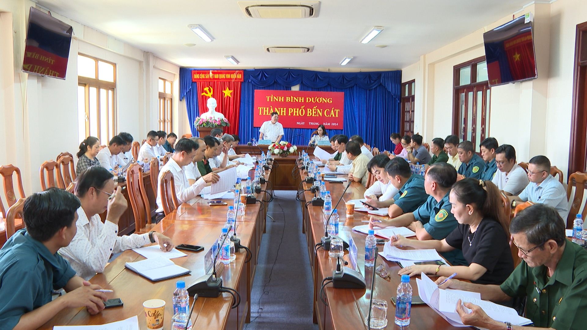 Có thể là hình ảnh về 3 người và văn bản