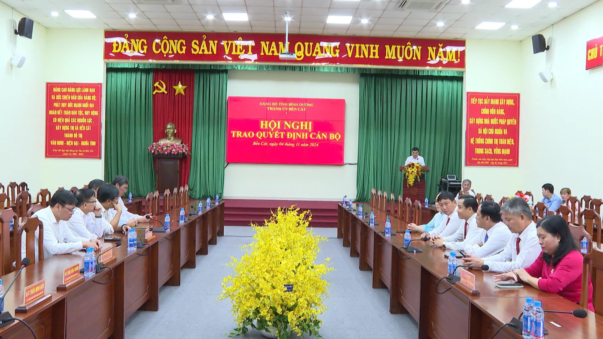 Có thể là hình ảnh về 3 người, cái bục, đền thờ và văn bản