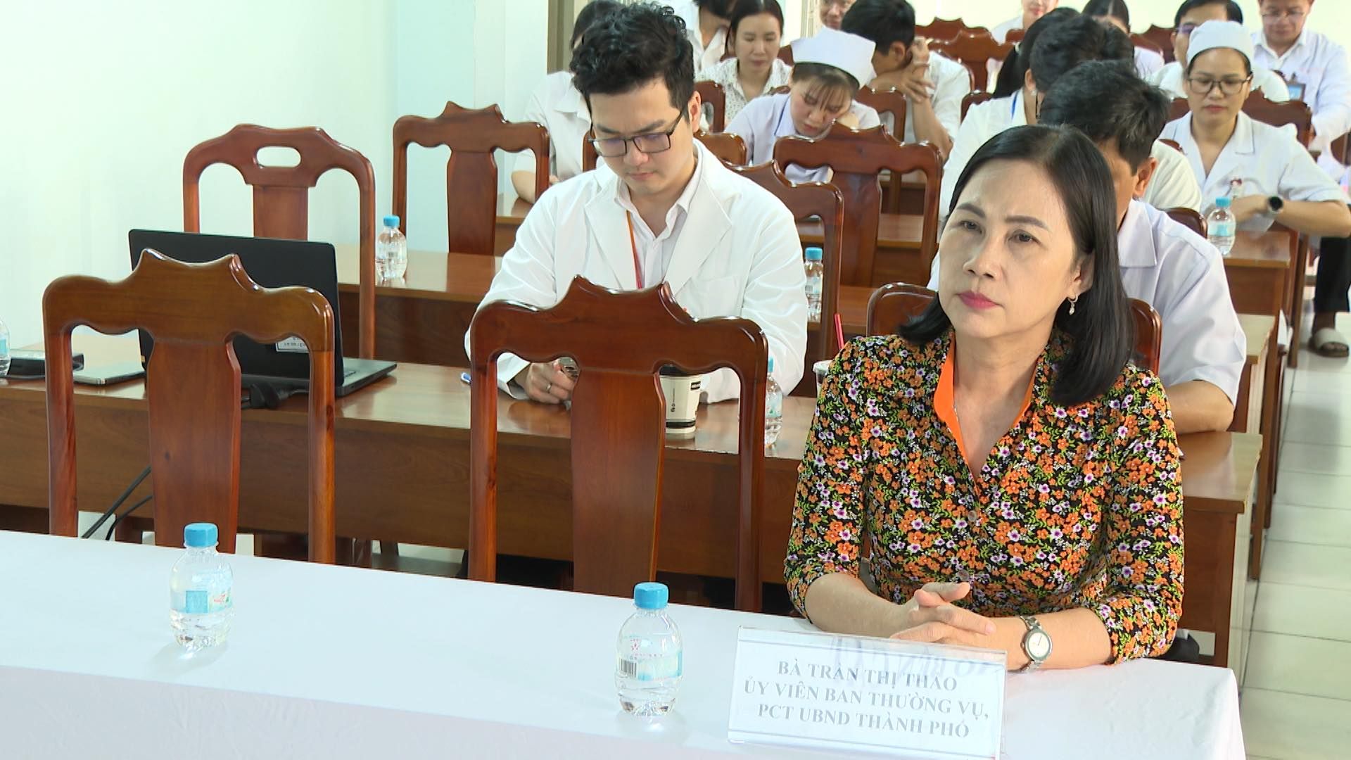 Có thể là hình ảnh về 5 người và mọi người đang học