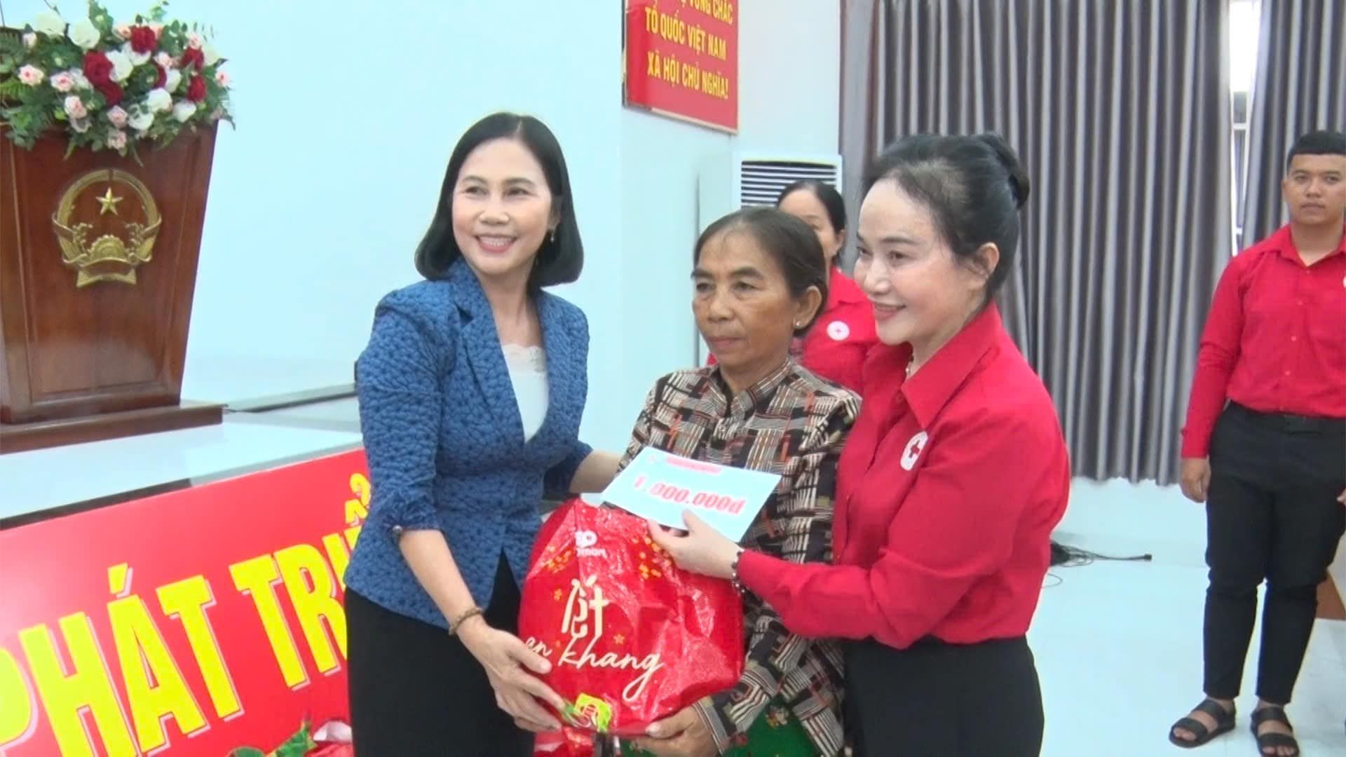 C&oacute; thể l&agrave; h&igrave;nh ảnh về 4 người v&agrave; văn bản