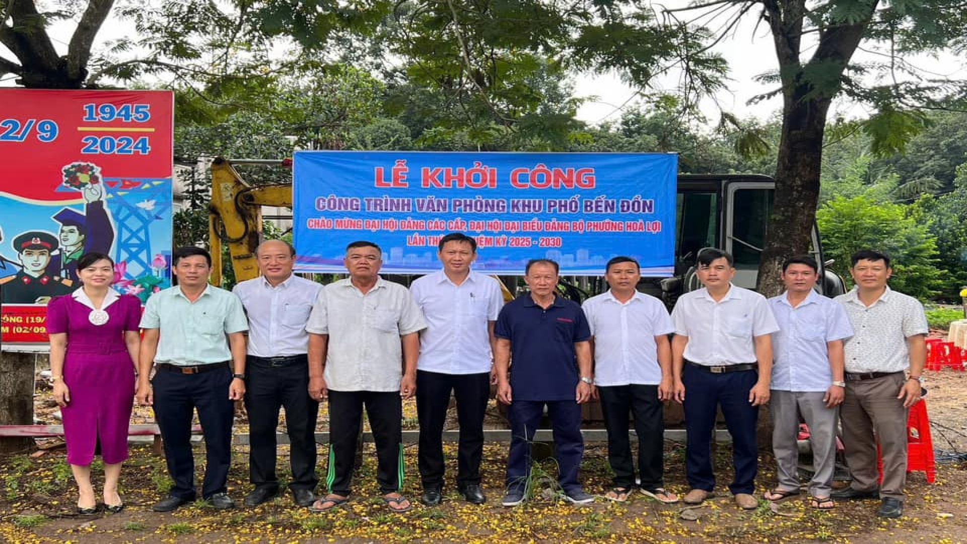 Có thể là hình ảnh về ‎10 người và ‎văn bản cho biết '‎1945 2/9 2024 LỄ KHỞI CÔNG CÔNG TRÌNH VẶN PHÒNG KHU PHỔ BẾN ĐỔN CHAO MUNG ĐAI HỘI BẮNG CAC CÁP AIHO Bει DANG BO PHƯƠNG HOA اما LÀN EM Y 2025 2030 ĐNG NG 19/ (02/09‎'‎‎