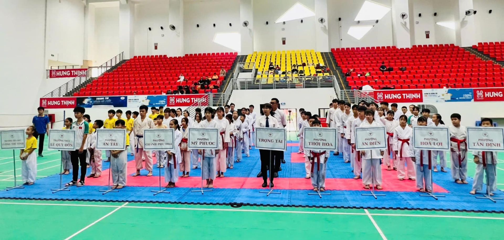 Có thể là hình ảnh về 5 người và văn bản cho biết 'HUNG THINK HUNG THINH 88 HUNG THuH EOLT ANTAY 88 HUNG THINH - PHUDC 82 N HUNG TRONG AI THÔI HOл DIEN HONLOL TAN DINH'