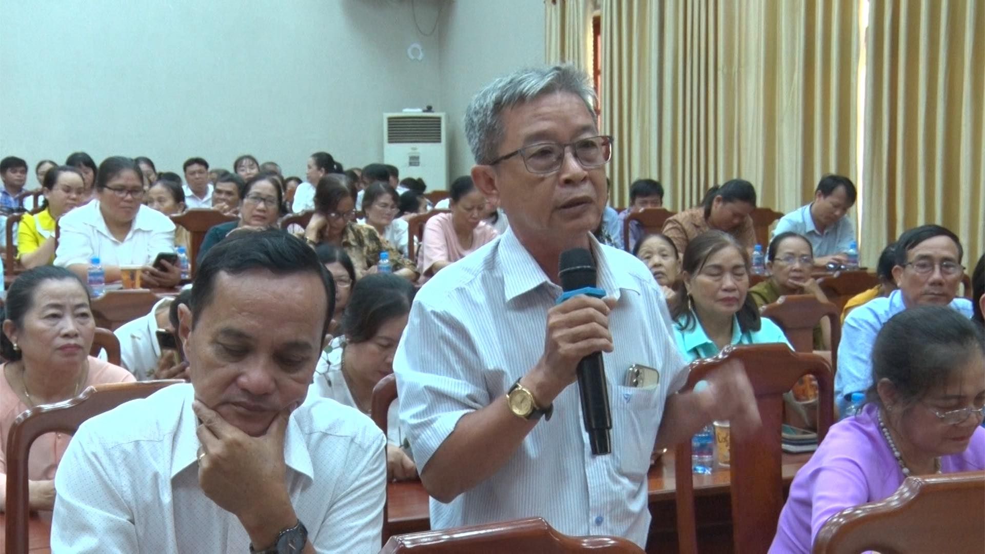 Có thể là hình ảnh về 8 người