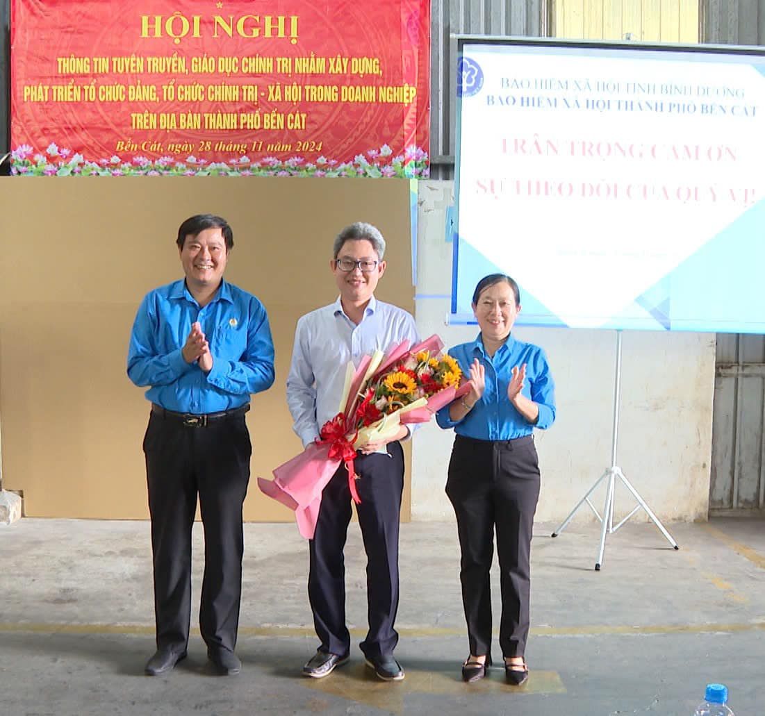 C&oacute; thể l&agrave; h&igrave;nh ảnh về 3 người v&agrave; văn bản