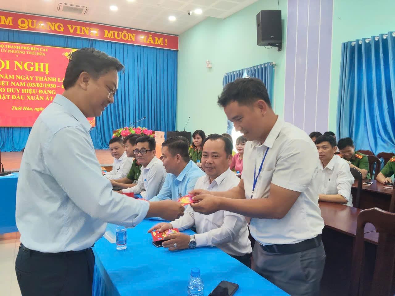 C&oacute; thể l&agrave; h&igrave;nh ảnh về 5 người, mọi người đang học v&agrave; văn bản cho biết 'M GUANG gu NG MUON ĂM! HHMIOSENCAT H&Agrave;NH PHIO ENCAT HUƠNG HOИOл I NGHỊ N&Acirc;M NĂMNGAYTHANH NG&Agrave;Y TH&Agrave;NH ET NAM (03/02/1930 HUY HIỆU ANG ĐANG AT Đ&Agrave;UXUANAT XUAN AT Thớt ИAa, 기코아'