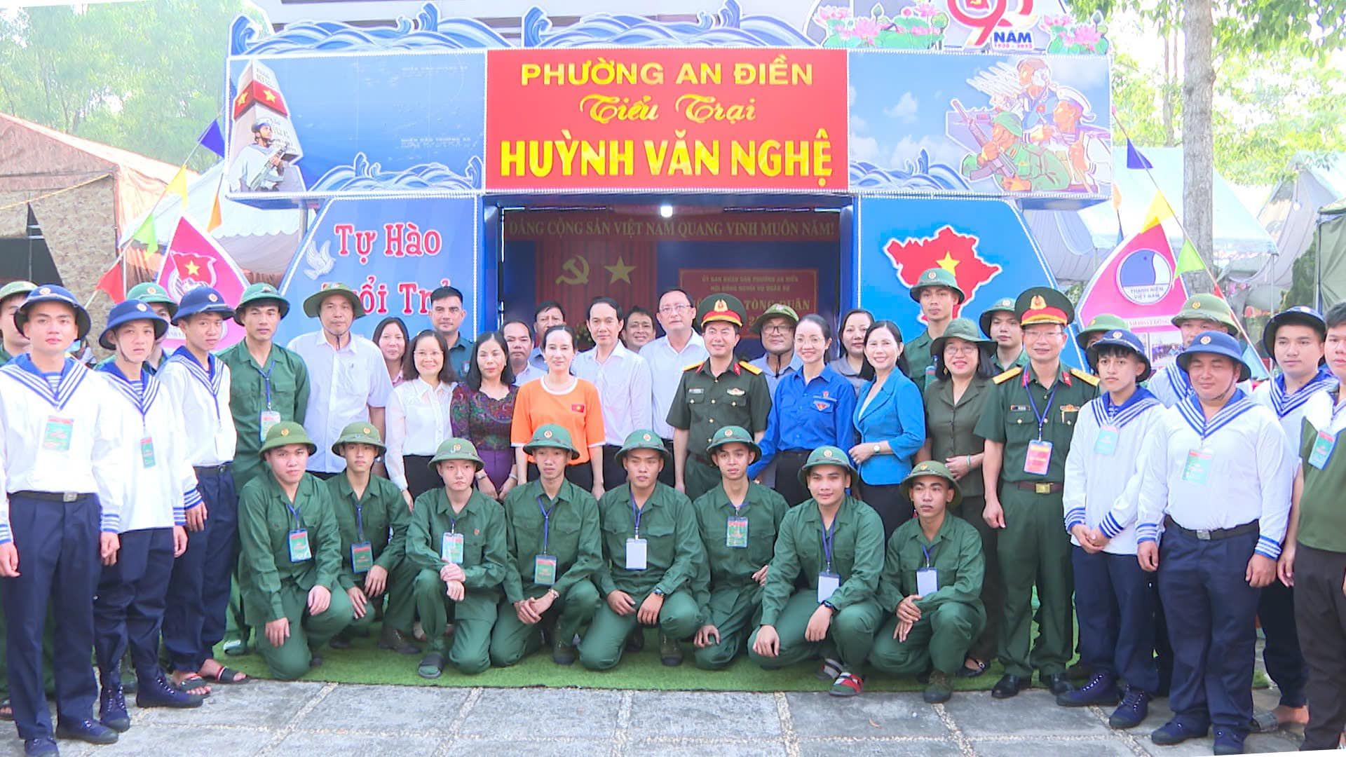 Có thể là hình ảnh về 7 người và văn bản cho biết 'NAM PHƯỜNG AN ĐIỂN Tiảu Trại HUỲNH VĂN NGHỆ รัมมสด TựHào TỰ Hào ỔI ỔiTr Tr'