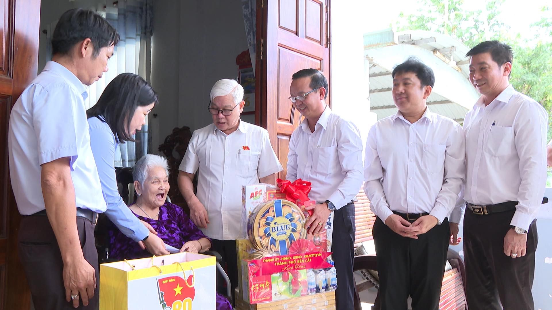 Có thể là hình ảnh về 6 người và văn bản