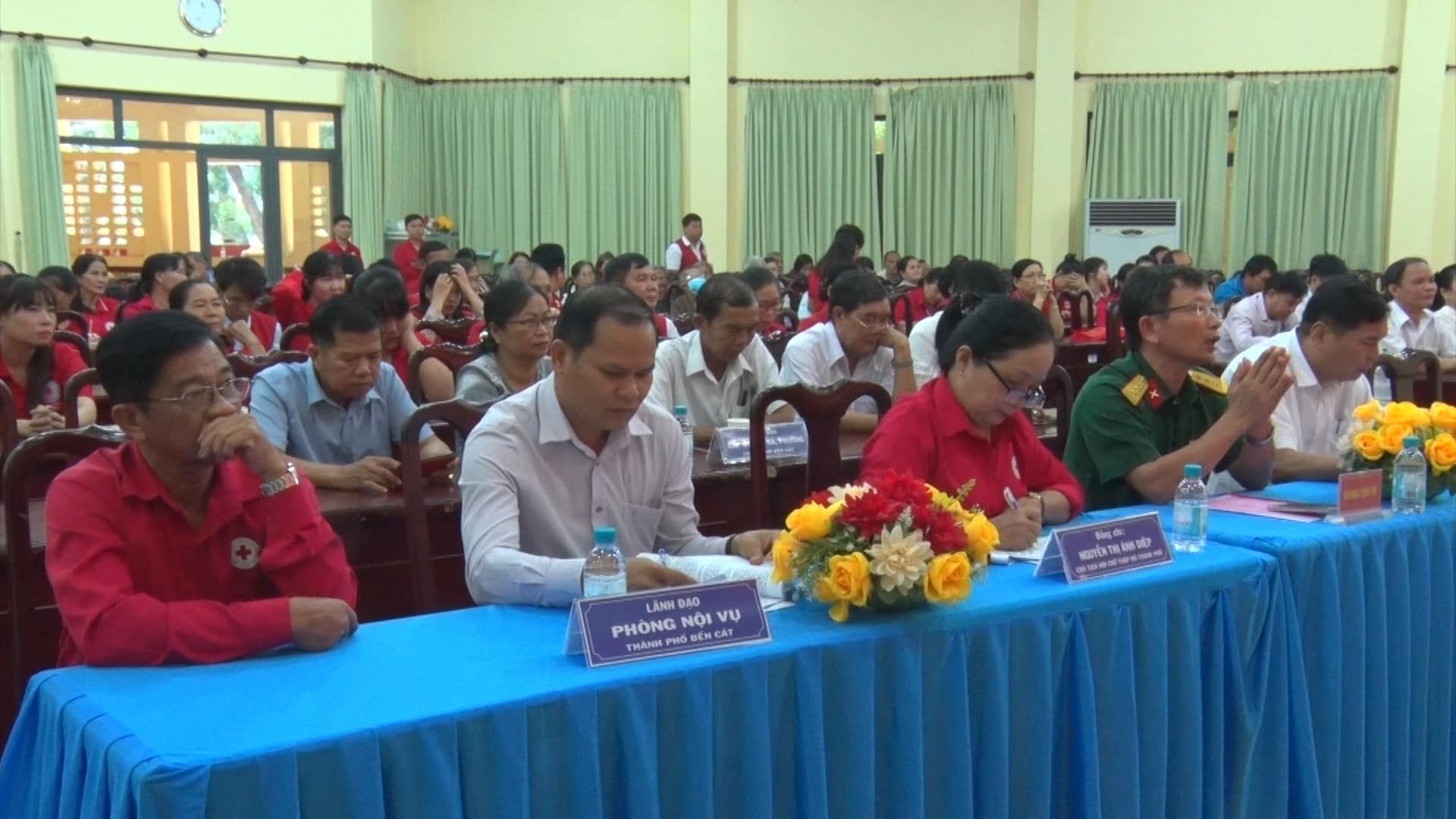 Có thể là hình ảnh về 1 người, đang học và văn bản