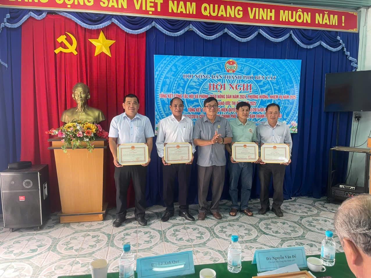 Có thể là hình ảnh về 6 người và văn bản