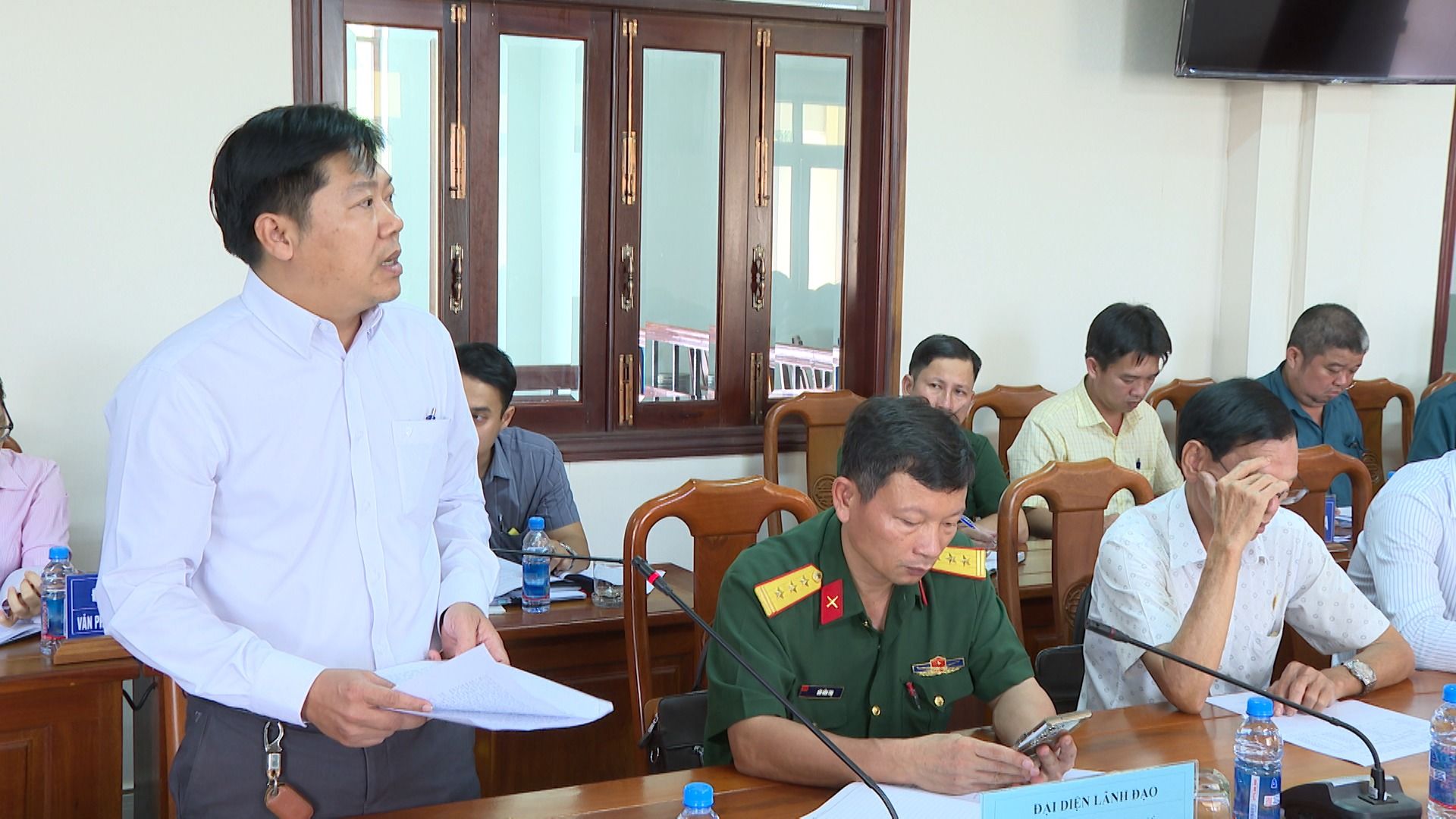 Có thể là hình ảnh về 7 người, mọi người đang học và văn bản