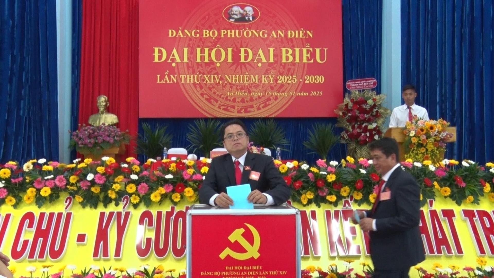 Có thể là hình ảnh về 3 người, cái bục và văn bản