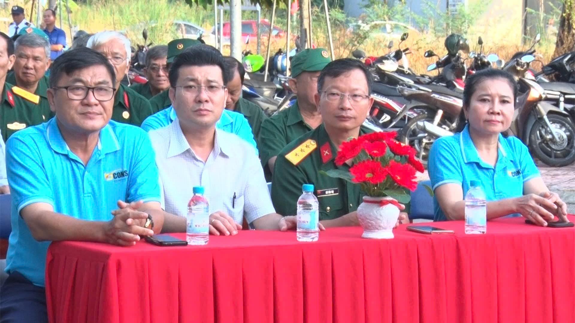 C&oacute; thể l&agrave; h&igrave;nh ảnh về 6 người v&agrave; văn bản