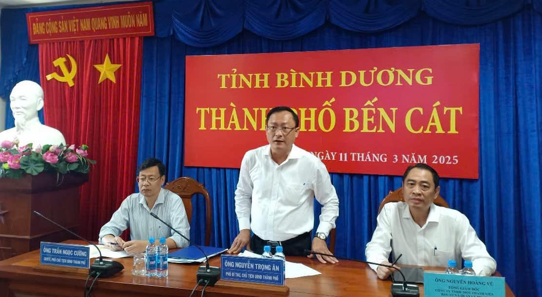 Có thể là hình ảnh về 3 người và văn bản