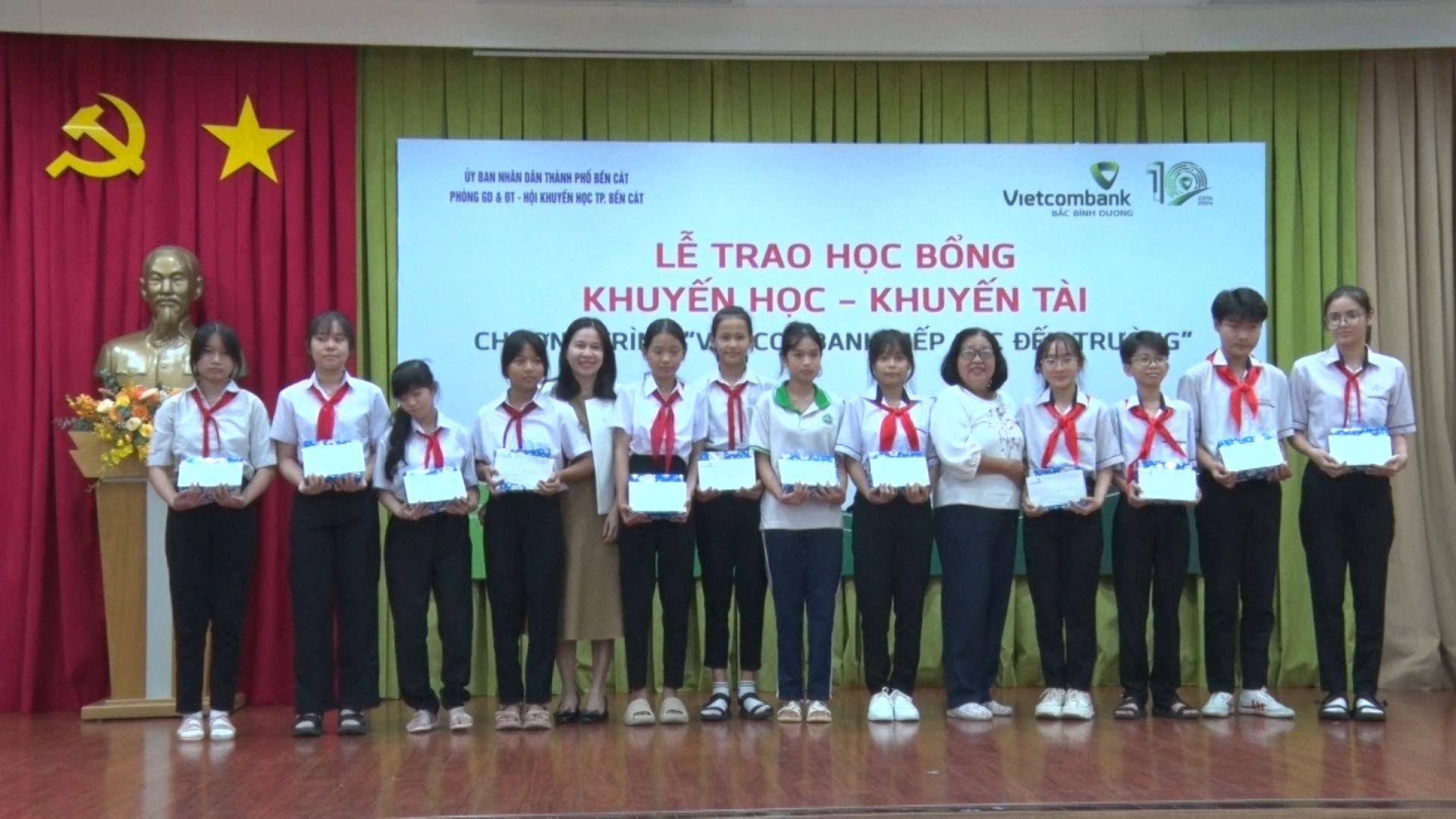 Có thể là hình ảnh về 14 người và văn bản
