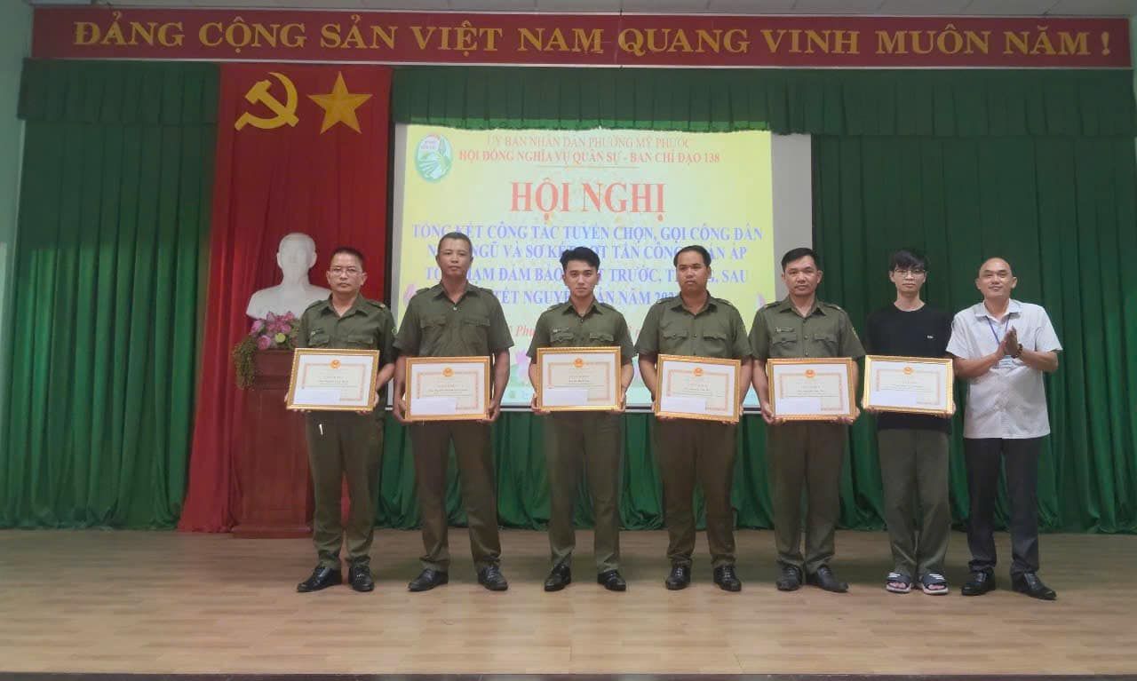 Có thể là hình ảnh về 8 người và văn bản