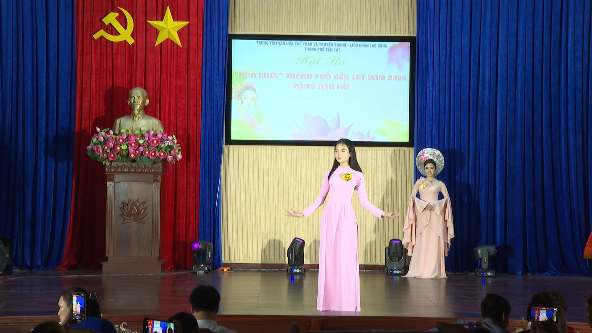 Có thể là hình ảnh về 5 người và văn bản