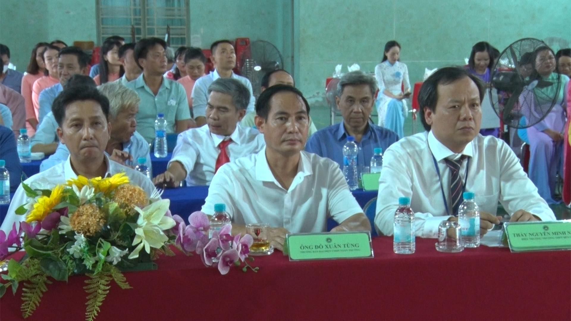 Có thể là hình ảnh về 8 người, cái bục và văn bản