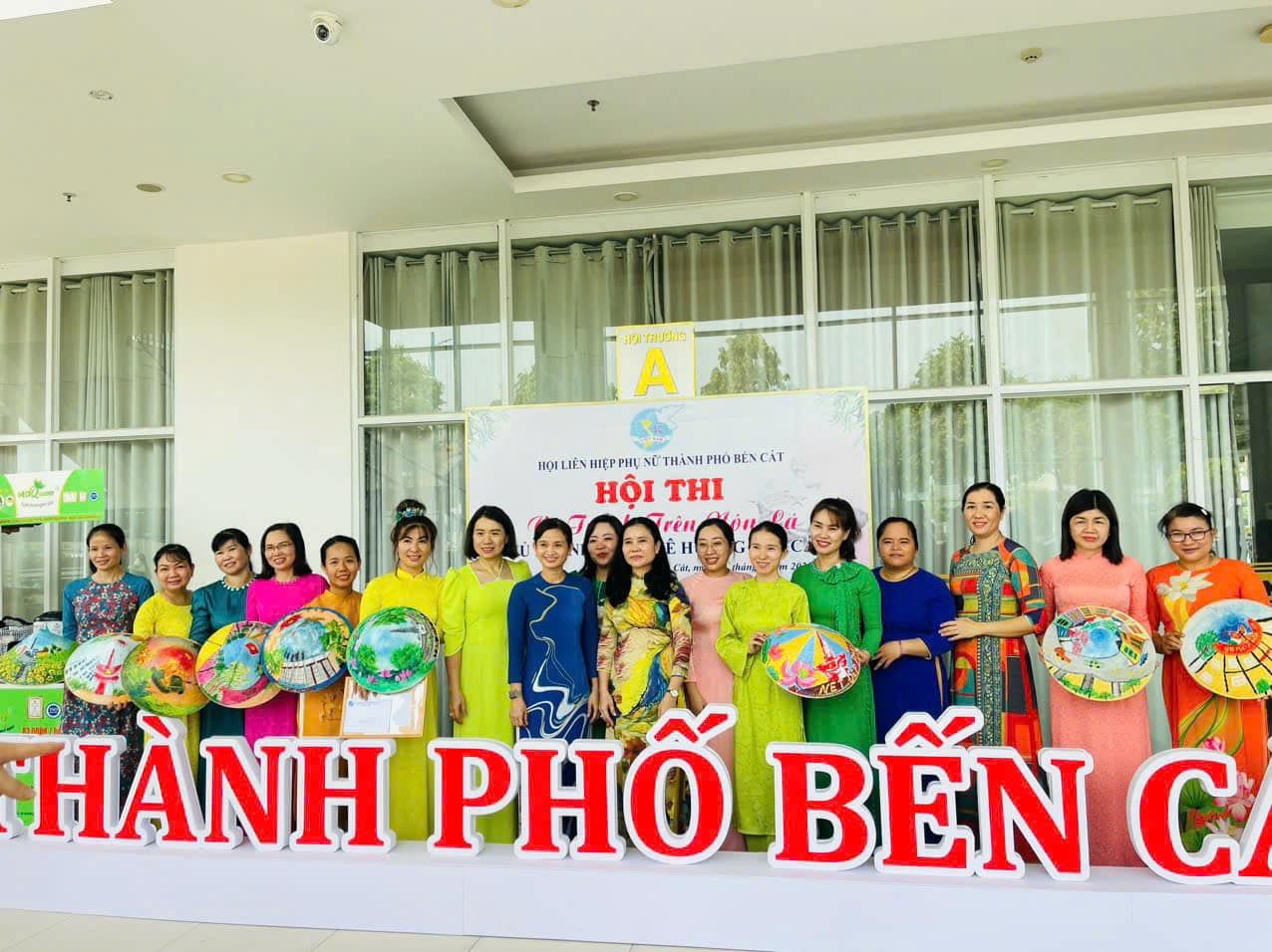 Có thể là hình ảnh về 14 người và văn bản