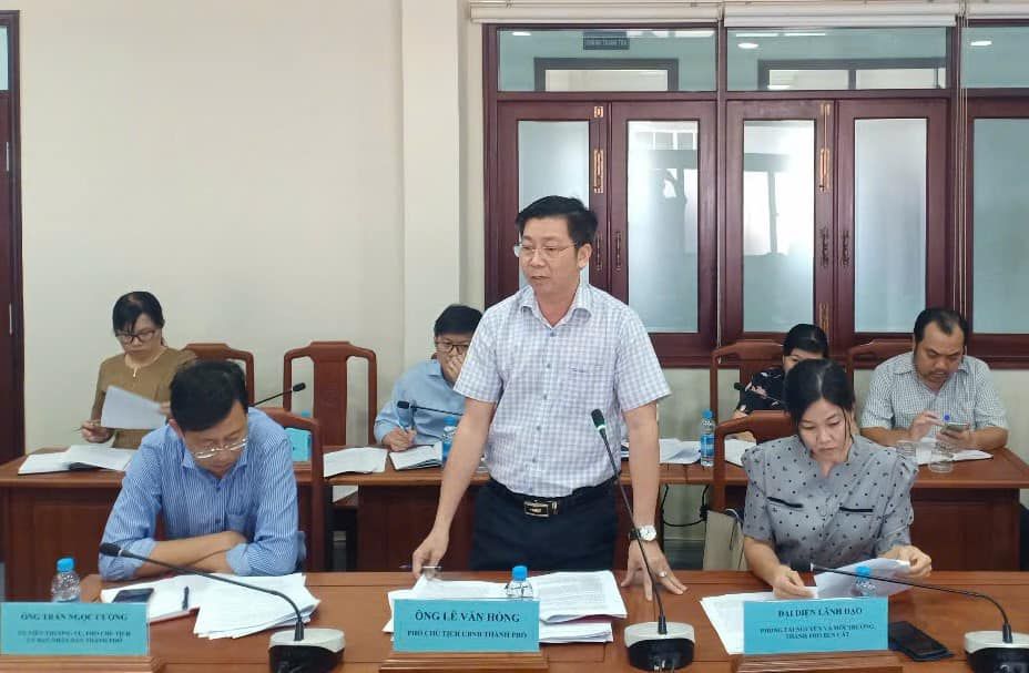 Có thể là hình ảnh về 7 người và văn bản