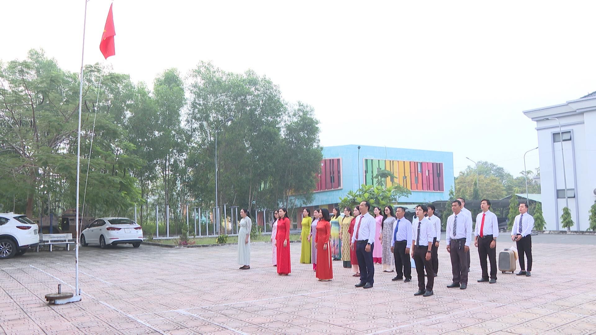 Có thể là hình ảnh về 9 người