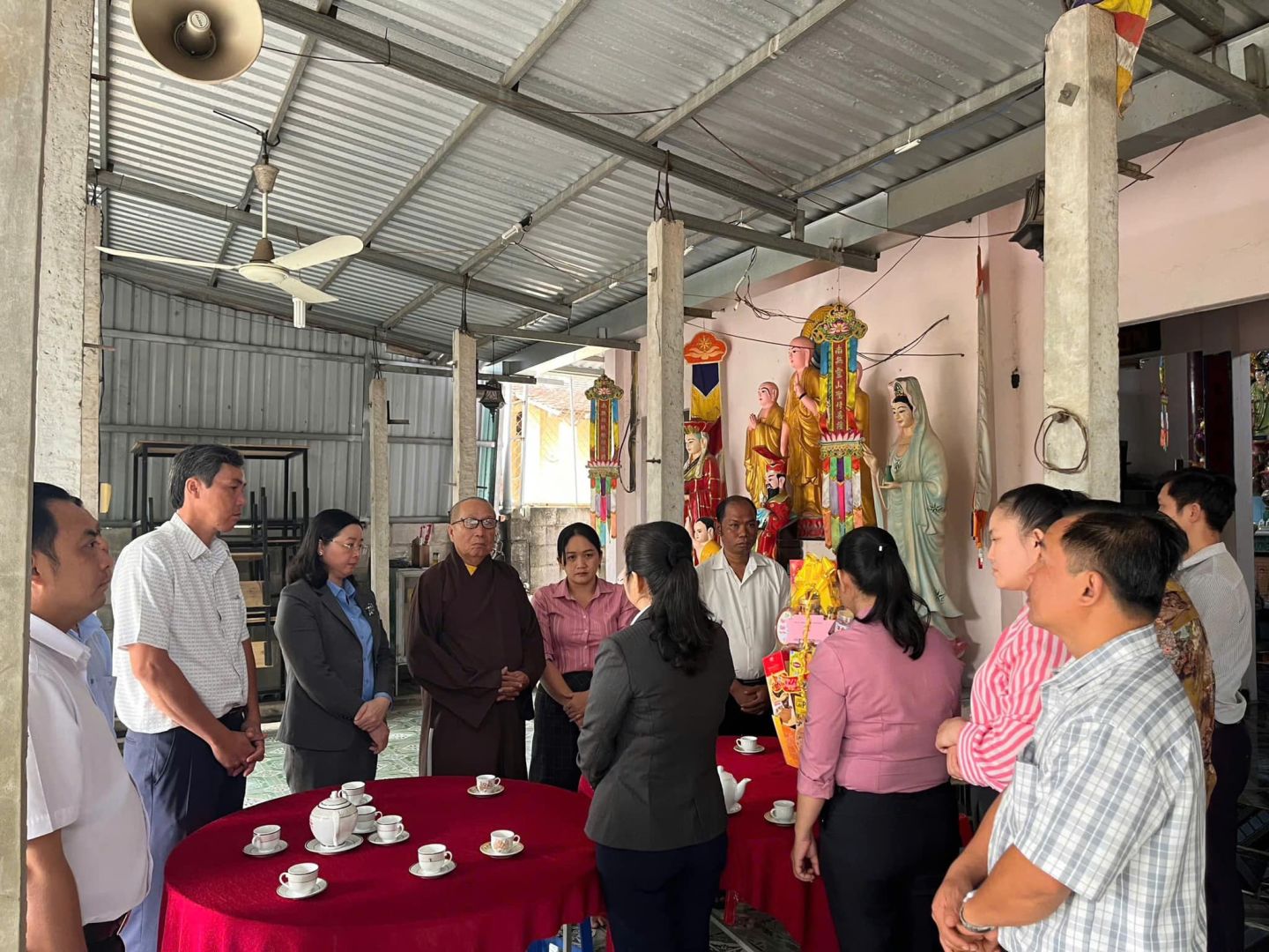 Có thể là hình ảnh về 10 người