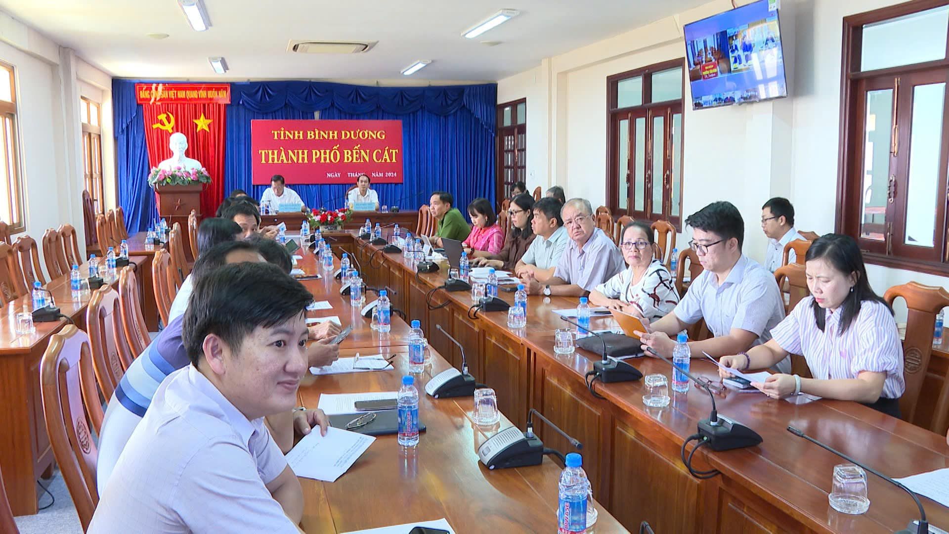 Có thể là hình ảnh về 6 người và văn bản