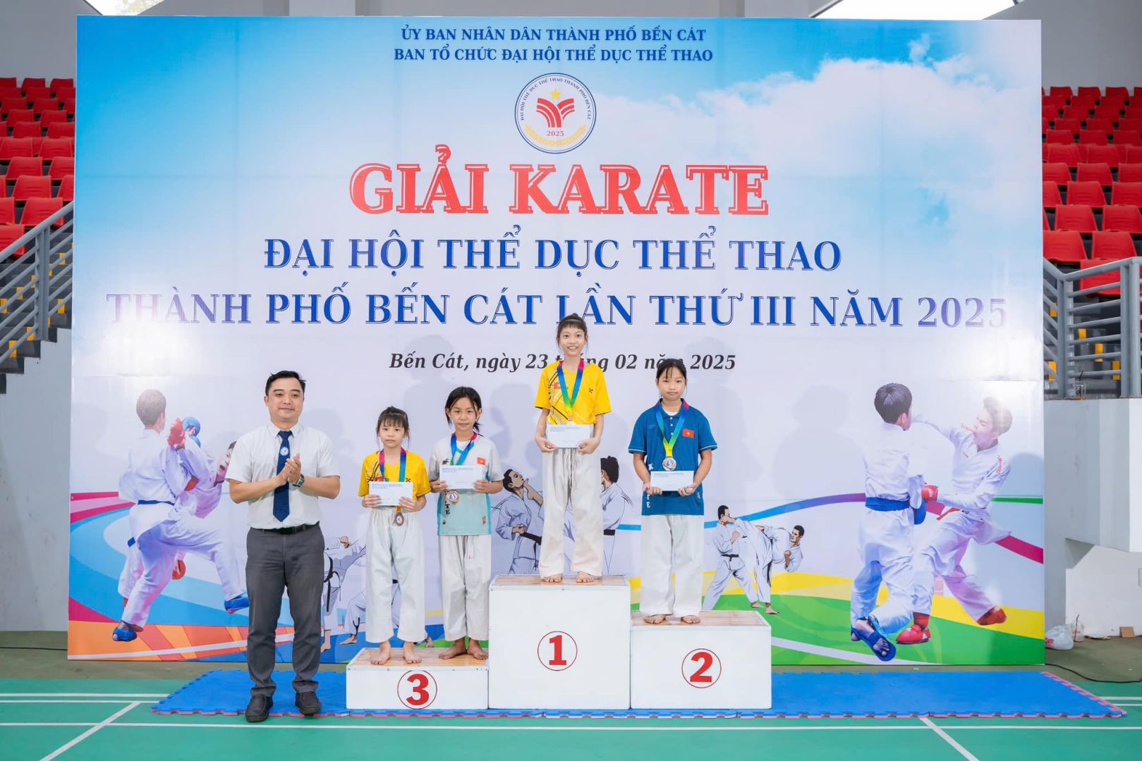 Có thể là hình ảnh về 10 người, đang trình diễn võ thuật và văn bản cho biết 'ỦY BAN NHẢN DAN THÀNH PHỐ BẾN CÁT BAN TỔ cHύC DẠI HỘI THỂ DỤC rHE THAO GIẢI KARATE ĐẠI HỘI THỂ DỤC THỂ THAO THAO TH THÀNH PHỐ BẾN CÁT ẦN THỨ III NĂM 2025 Bến Cát, ngày 23 02 2025 3 2'