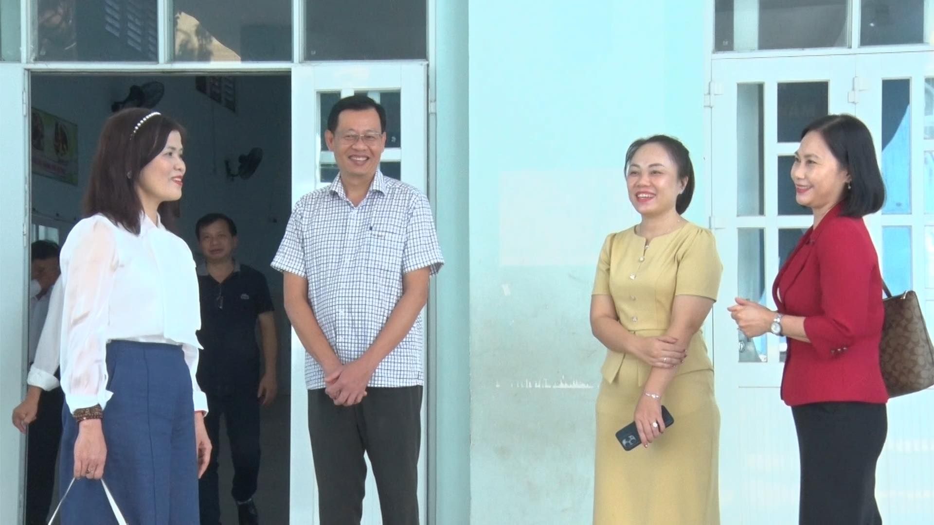 Có thể là hình ảnh về 6 người