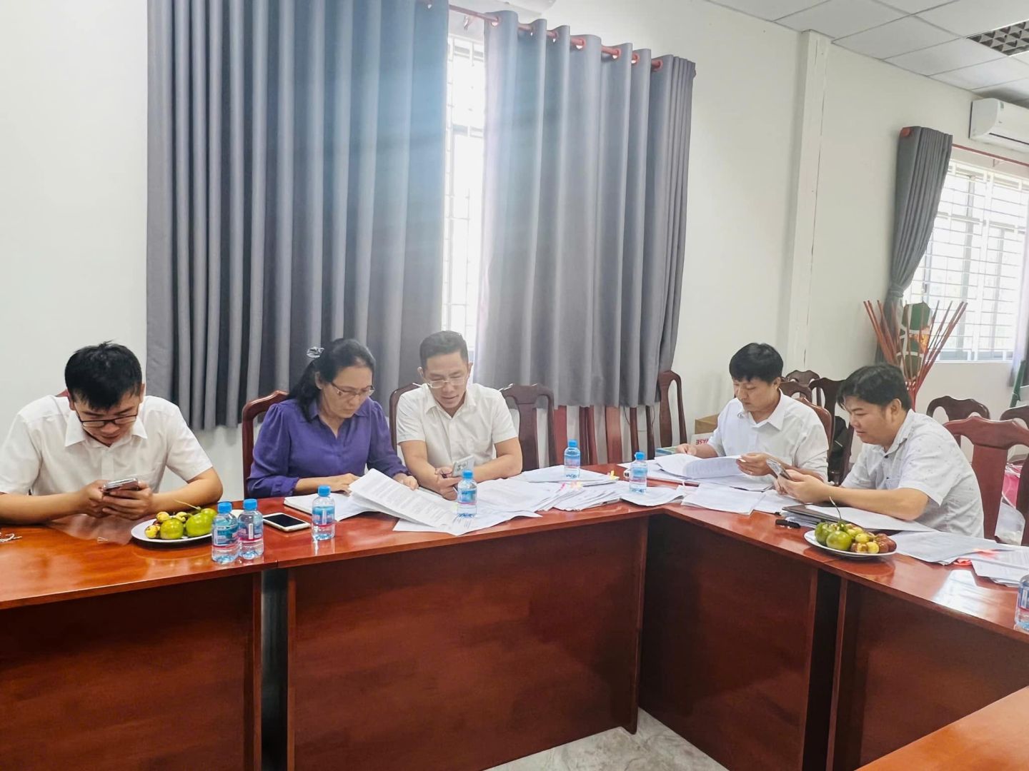 Có thể là hình ảnh về 5 người và mọi người đang học