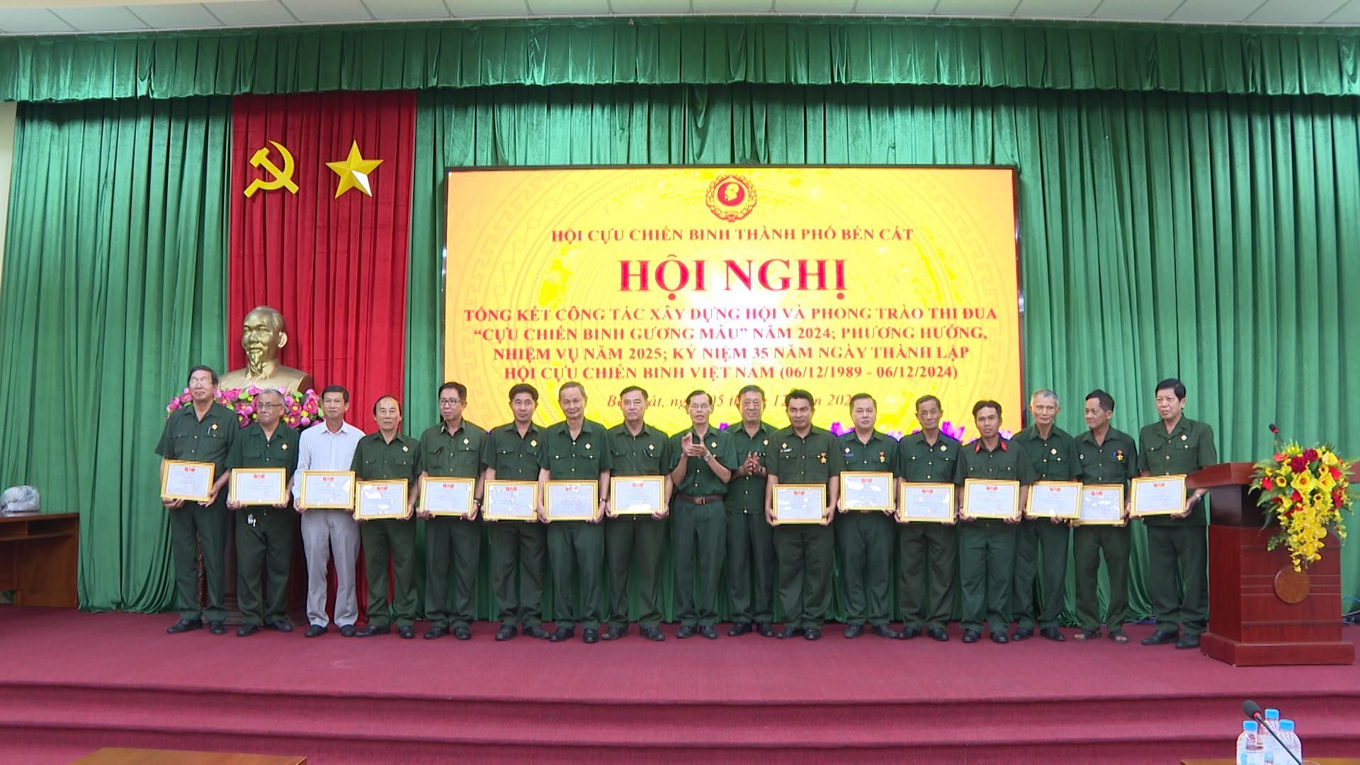 Có thể là hình ảnh về 8 người và văn bản