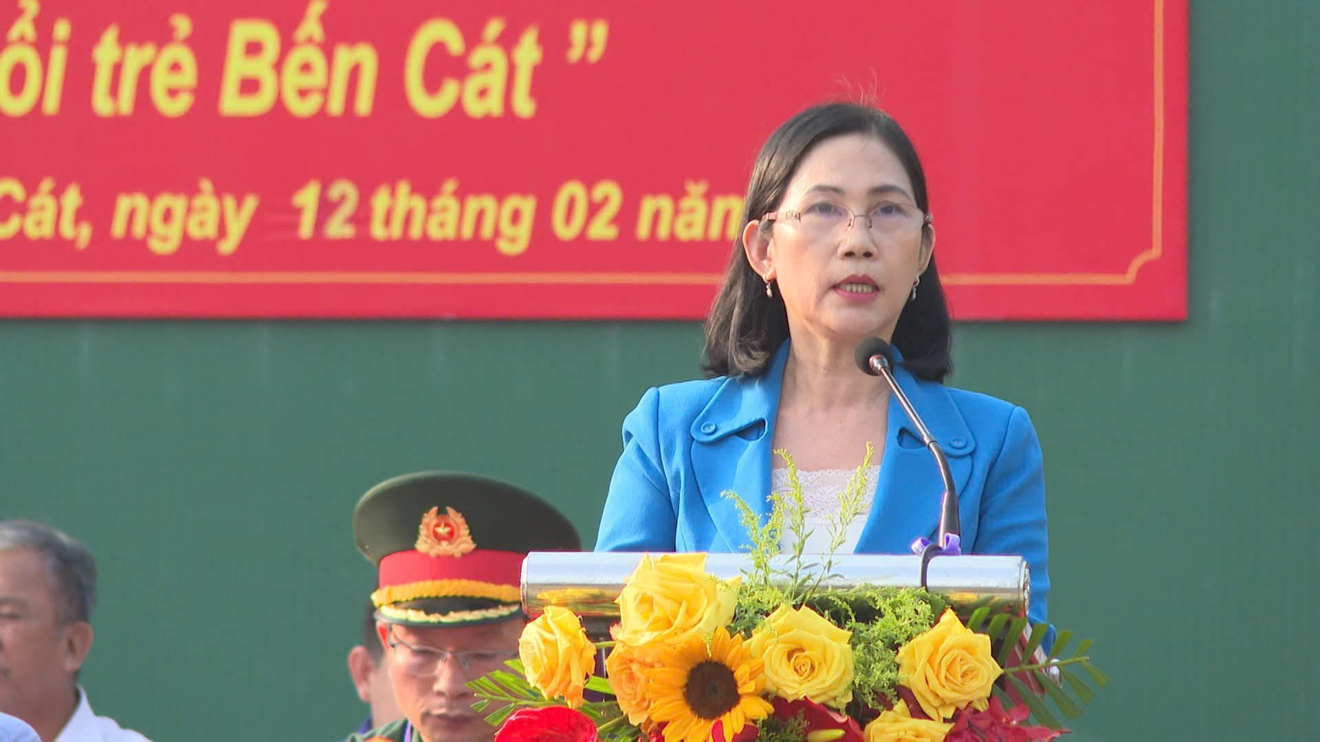 Có thể là hình ảnh về 3 người và văn bản cho biết 'ổi trẻ Bến Cát" cát, ngày 12 tháng 02 năn'