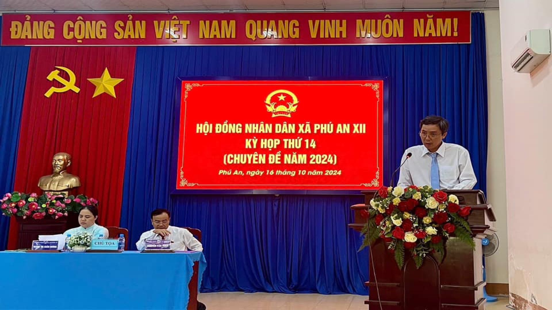 Có thể là hình ảnh về 4 người, cái bục và văn bản