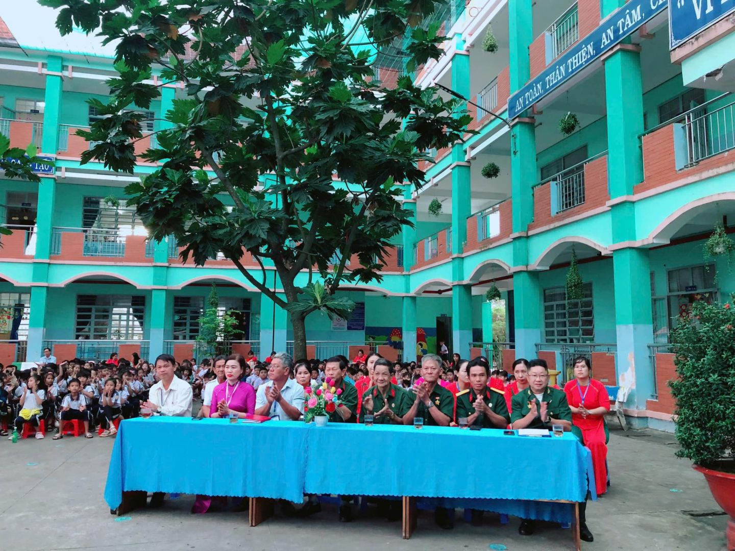 Có thể là hình ảnh về 2 người