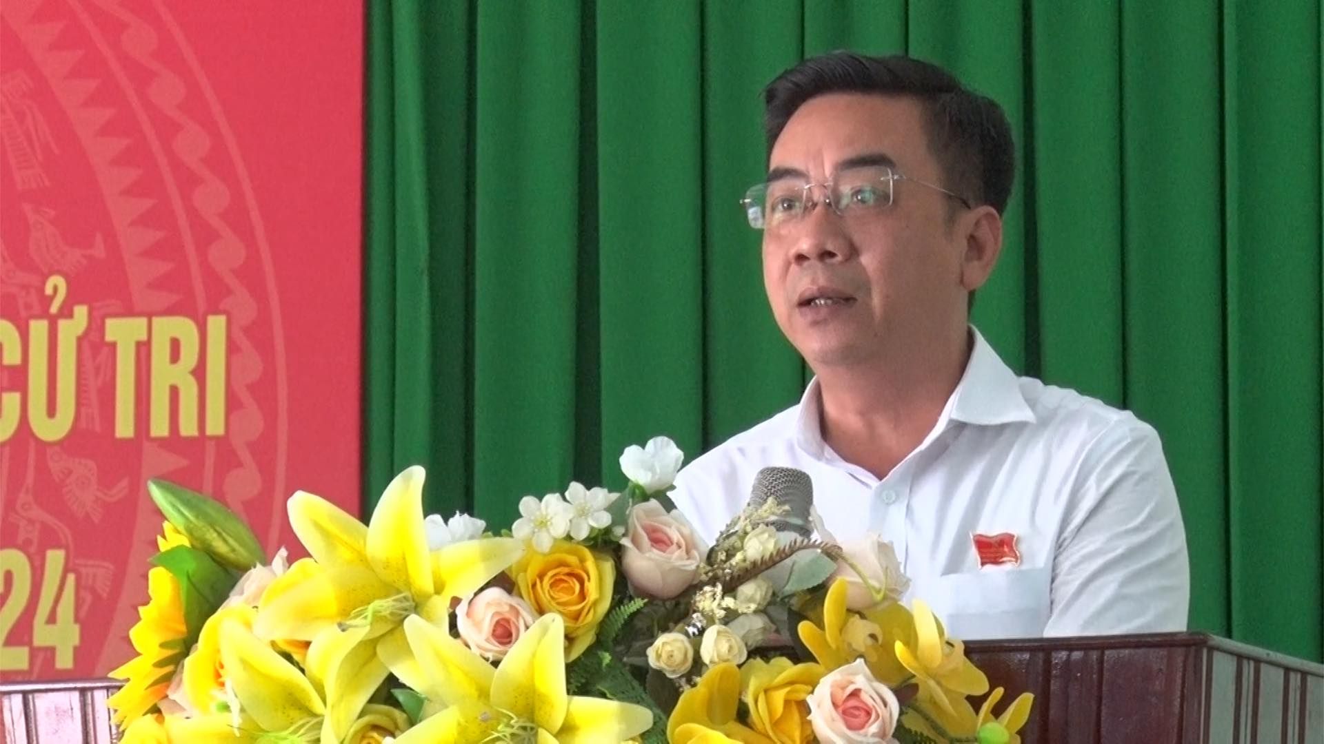 Có thể là hình ảnh về 1 người, cái bục và văn bản