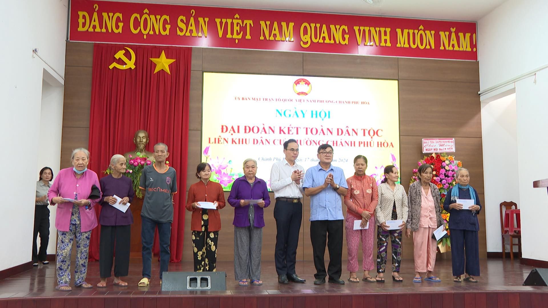 Có thể là hình ảnh về 13 người và văn bản
